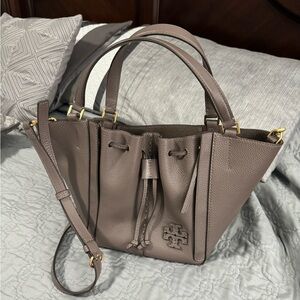 Tory Burch
McGraw Dragonfly Drawstring Satchel